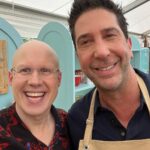 David Schwimmer Instagram - Here we go!!! The Great Stand Up To Cancer Bake Off 🕺🏻 A GREAT time for a GREAT cause… Baking to raise $ — and for that #StarBaker apron!  Tune in to @channel4 today at 7:45pm to see how insanely serious I take it 😂😳 Donate NOW and support life-saving cancer research… LINK in bio above! @britishbakeoff #GBBO Battling against: @rosematafeo @jesynelson @mrbigtomd Rightfully mocked by: @paul.hollywood @prueleith @realmattlucas