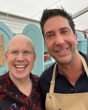 David Schwimmer Instagram - Here we go!!!

The Great Stand Up To Cancer Bake Off 🕺🏻

A GREAT time for a GREAT cause…

Baking to raise $ — and for that #StarBaker apron!
 Tune in to @channel4 today at 7:45pm to see how insanely serious I take it 😂😳

Donate NOW and support life-saving cancer research…
LINK in bio above!

@britishbakeoff #GBBO 

Battling against:
@rosematafeo 
@jesynelson 
@mrbigtomd 

Rightfully mocked by:
@paul.hollywood 
@prueleith 
@realmattlucas