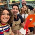 David Schwimmer Instagram - Here we go!!! The Great Stand Up To Cancer Bake Off 🕺🏻 A GREAT time for a GREAT cause… Baking to raise $ — and for that #StarBaker apron!  Tune in to @channel4 today at 7:45pm to see how insanely serious I take it 😂😳 Donate NOW and support life-saving cancer research… LINK in bio above! @britishbakeoff #GBBO Battling against: @rosematafeo @jesynelson @mrbigtomd Rightfully mocked by: @paul.hollywood @prueleith @realmattlucas