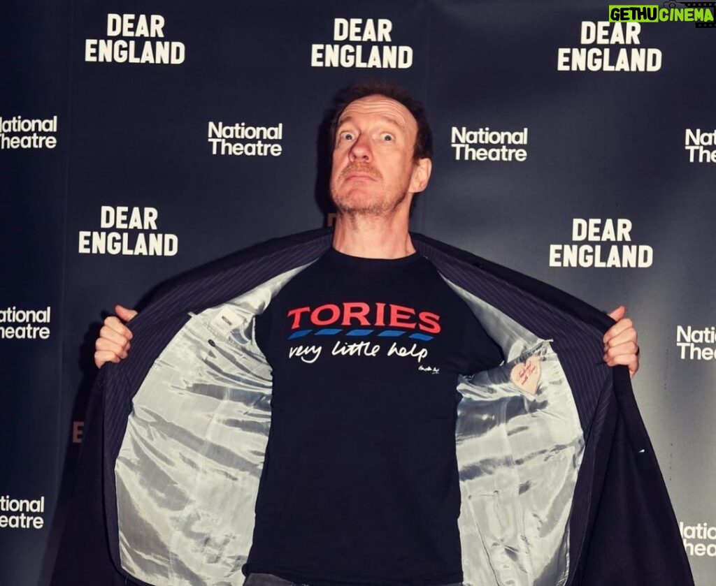 David Thewlis Instagram - If you love football but you’re not into theatre, you’ll love Dear England. If you love theatre but you’re not into football, you’ll love Dear England. If you love football and theatre, you’re gonna go bonkers. If you hate theatre and football stay at home and bite your toenails. @dearenglandplay @nationaltheatre (though it’s actually now at The Prince Edward Theatre on Old Compton St.) @misterjamesgraham @rupertgoold @esdevlin Excellent t-shirt by @haydenkays styled by @xsellis (the coolest cabbie in town and the fella who first recommended this play as it happens)
