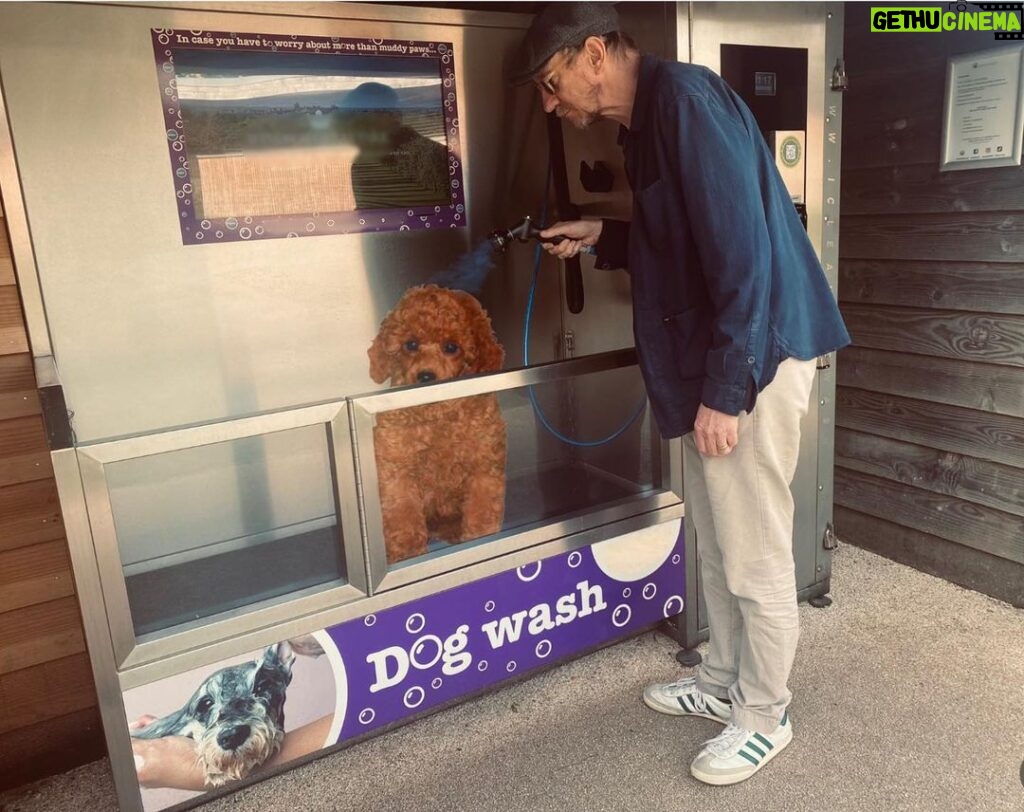 David Thewlis Instagram - Really washing real mud off my real dog
