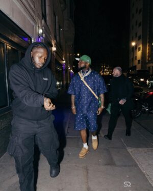 Davido Instagram - Fit to make a man goooo …. 🚲🚲 London tonight !! 🇬🇧❤️