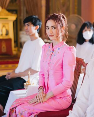 Davika Hoorne Instagram - พาเด็กๆเข้าวัดค่ะ🙏🏻 ขอให้เป็นปีที่ดีของพวกเราทุกคนนะคะ @davikahstand @davikahchannel @mine.media.official ❤️