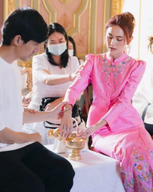 Davika Hoorne Instagram - พาเด็กๆเข้าวัดค่ะ🙏🏻 ขอให้เป็นปีที่ดีของพวกเราทุกคนนะคะ @davikahstand @davikahchannel @mine.media.official ❤️