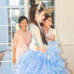 Davika Hoorne Instagram - สุขสันต์วันเกิดนะคะคุณแม่ @mommy.muay ปีนี้ใหม่เลยอยากจัดงานวันเกิดแบบเซอร์ไพรส์แม่สุดๆค่ะ…ขอเกริ่นก่อนนะคะทุกคนตั้งแต่ให้เด็กๆแม่จะชอบพาใหม่ไปดูลิเกน่าจะอายุประมาณสามขวบได้ไปบ่อยมากและจะเป็นคณะนี้เท่านั้นชื่อว่าพรเทพพรทวี แม่ชอบดูลิเกมากเมื่อเดือนที่แล้วก็ยังไปดูอยู่เลยดังนั้นเลยตัดสินใจว่าปีนี้แหละใหม่จะเอาคณะพรเทพพรทวีมาเล่นลิเกในบ้านของใหม่ เพื่อเซอร์ไพรส์คุณแม่ …ใหม่ได้ติดต่อก่อนจะถึงวันนี้เป็นเวลาเจ็ดเดือนเก็บความลับมาตั้งนานโดยที่ไม่หลุดให้แม่รู้มาก่อน😂❤️🤟🏻วันนี้เห็นแม่มีความสุขมากๆดีใจมากเลยนะคะสุขสันต์วันเกิดนะคะแม่❤️