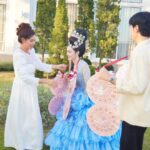 Davika Hoorne Instagram - สุขสันต์วันเกิดนะคะคุณแม่ @mommy.muay ปีนี้ใหม่เลยอยากจัดงานวันเกิดแบบเซอร์ไพรส์แม่สุดๆค่ะ…ขอเกริ่นก่อนนะคะทุกคนตั้งแต่ให้เด็กๆแม่จะชอบพาใหม่ไปดูลิเกน่าจะอายุประมาณสามขวบได้ไปบ่อยมากและจะเป็นคณะนี้เท่านั้นชื่อว่าพรเทพพรทวี แม่ชอบดูลิเกมากเมื่อเดือนที่แล้วก็ยังไปดูอยู่เลยดังนั้นเลยตัดสินใจว่าปีนี้แหละใหม่จะเอาคณะพรเทพพรทวีมาเล่นลิเกในบ้านของใหม่ เพื่อเซอร์ไพรส์คุณแม่ …ใหม่ได้ติดต่อก่อนจะถึงวันนี้เป็นเวลาเจ็ดเดือนเก็บความลับมาตั้งนานโดยที่ไม่หลุดให้แม่รู้มาก่อน😂❤️🤟🏻วันนี้เห็นแม่มีความสุขมากๆดีใจมากเลยนะคะสุขสันต์วันเกิดนะคะแม่❤️