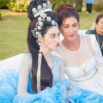 Davika Hoorne Instagram - สุขสันต์วันเกิดนะคะคุณแม่ @mommy.muay ปีนี้ใหม่เลยอยากจัดงานวันเกิดแบบเซอร์ไพรส์แม่สุดๆค่ะ…ขอเกริ่นก่อนนะคะทุกคนตั้งแต่ให้เด็กๆแม่จะชอบพาใหม่ไปดูลิเกน่าจะอายุประมาณสามขวบได้ไปบ่อยมากและจะเป็นคณะนี้เท่านั้นชื่อว่าพรเทพพรทวี แม่ชอบดูลิเกมากเมื่อเดือนที่แล้วก็ยังไปดูอยู่เลยดังนั้นเลยตัดสินใจว่าปีนี้แหละใหม่จะเอาคณะพรเทพพรทวีมาเล่นลิเกในบ้านของใหม่ เพื่อเซอร์ไพรส์คุณแม่ …ใหม่ได้ติดต่อก่อนจะถึงวันนี้เป็นเวลาเจ็ดเดือนเก็บความลับมาตั้งนานโดยที่ไม่หลุดให้แม่รู้มาก่อน😂❤️🤟🏻วันนี้เห็นแม่มีความสุขมากๆดีใจมากเลยนะคะสุขสันต์วันเกิดนะคะแม่❤️