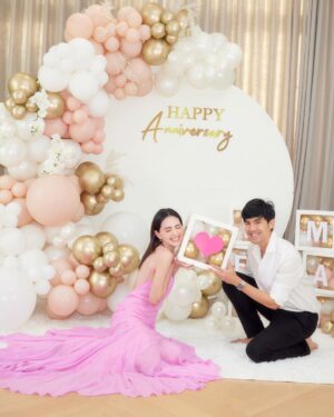 Davika Hoorne Instagram - มีคนเขิล ทำเองเขิลเอง555555 ถ้าใครได้ติดตามเรื่องราวของ #เต๋อใหม่ จะรู้ว่าปีแรกที่พี่ขอใหม่เป็นแฟนนางเตรียมลูกโป่งมาแต่ทำแตกจนนาง น้ำตาคลอ และวันนี้นางได้ทำลายปมนั้นเรียบร้อยแล้ววันนี้ลูกโป่งไม่แตกแล้วจ๊ะพี่เต๋อมีความสุขแล้ว😂❤️ #tmanv