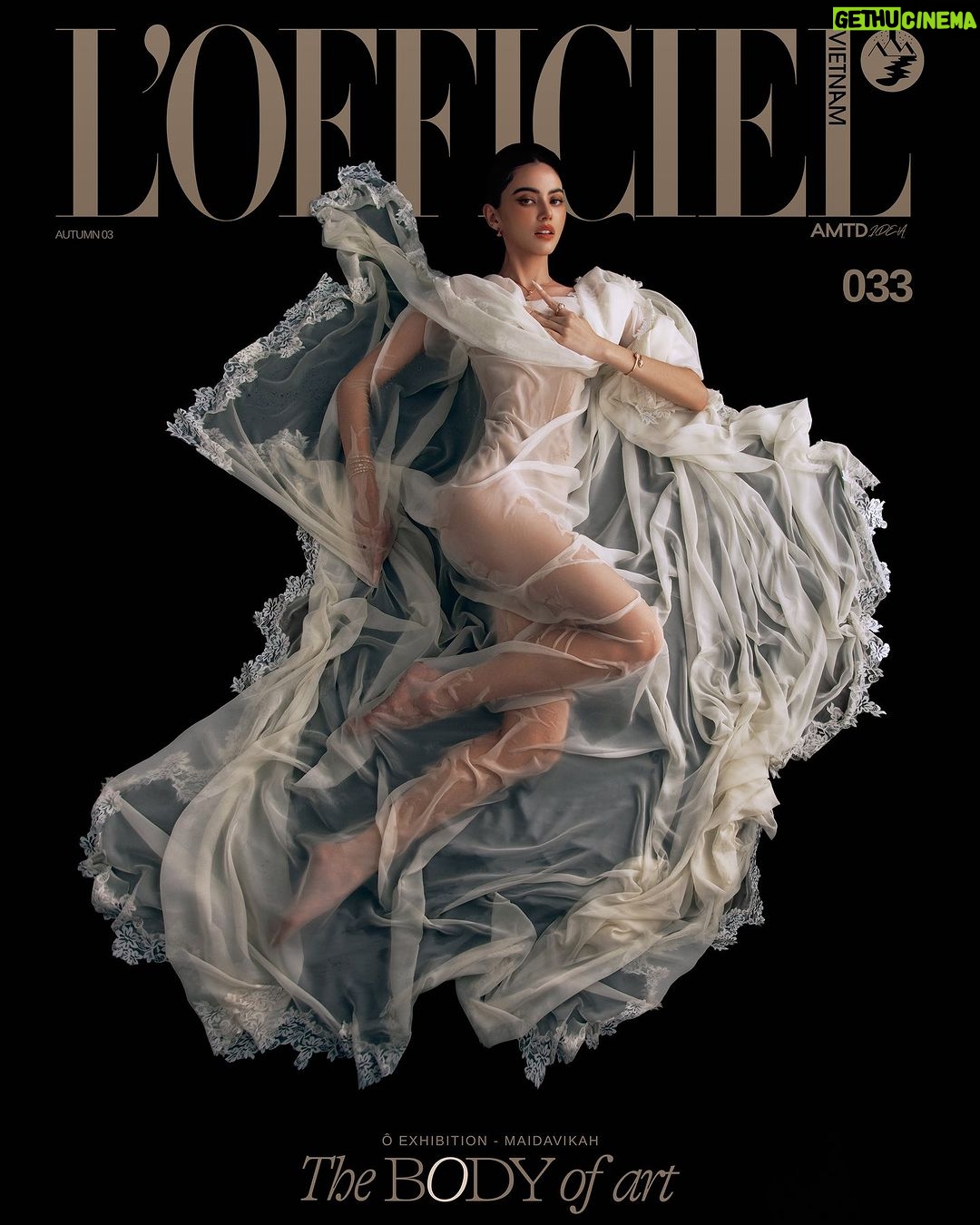 Davika Hoorne Instagram - L’OFFICIEL CÔNG BỐ ĐẠI SỨ ĐẦU TIÊN CỦA Ô BY L’OFFICIEL THE BODY OF ART & GƯƠNG MẶT TRANG BÌA: MAI DAVIKA Trong thế giới nơi mà các chuẩn mực xã hội và miệt thị ngoại hình vẫn còn là ác mộng, một số cá nhân đã đứng lên để thách thức những quan điểm độc hại và lỗi thời đó. Nếu khái niệm về vẻ đẹp của cơ thể từ lâu đã trở thành nguyên lý trung tâm của lịch sử nghệ thuật thì tại đây, chúng tôi mong muốn xóa mờ đi ranh giới giữa xấu và đẹp, đối chất với người xem về vẻ đẹp hiện hữu ngay cả trong những cơ thể không hoàn hảo. Đến với chủ đề ấn phẩm số tháng 10, nằm trong chiến dịch “Ô 2023” với chủ đề #ÔTheBodyOfArt, đội ngũ L’OFFICIEL Vietnam mong muốn mang đến chủ đề mở về những hình thể của nghệ thuật mà ắt hẳn, trong thâm tâm mỗi người đều sẽ nảy sinh một ý niệm riêng. “Beauty is a state of mind” _ diễn viên Mai Davika, một trong năm đại sứ của Ô 2023 by L’OFFICIEL Vietnam, đã luôn là một nhân vật truyền cảm hứng nhờ niềm đam mê diễn xuất và những quan điểm tích cực về cơ thể. Thông qua việc xuất hiện trên trang bìa ấn phẩm chủ đề THE BODY OF ART, chúng tôi hy vọng sẽ tạo ra các điểm tham chiếu mới, thông qua những cuộc trò chuyện thân mật cùng Mai Davika, đồng thời, khắc họa tự nhiên về hình hài lẫn tâm hồn trong một bản thể được mệnh danh là “nữ thần sắc đẹp”. CREDIT: Creative Director: @alexfox_alexfox Managing Editor: @hai_yen_ho Art Director: @edtb_ Marketing Manager: @luciakyy Photographer: @tringhia_nemotion Videography: @ho.vietquan & team Video Content Creator: @tiodyo_ @janehello__ @umwxn Project Management: @sydnxyph Communication: @quoc.ngn Producer: @maybemaxmaybenot Editor: @hangaa_ Mai Davika's Manager: @nampraw Make Up Artist: @gemsstone Hair Stylist: @noppasitt.vote Stylist: @phambaoluan Make Up Assistant: Lam Minh Quan, Thư Vani Styling Assistant: Linh Linh, Minh Bảo Production Assistant: @trahkiet_ , @glassyskyyy Accessories: @bulgari Set Design: @ninanguyen_setdesign ____ Order ấn phẩm tại link trên bio. Thông tin chi tiết hoặc liên hệ hợp tác: info@lofficielvietnam.com #LOFFICIELVietnam ##ObyLOFFICIEL #ÔTheBodyOfArt #LOFFICIEL100 #MaiDavika #Davikah