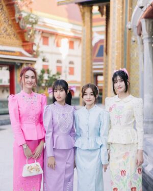 Davika Hoorne Instagram - พาเด็กๆเข้าวัดค่ะ🙏🏻 ขอให้เป็นปีที่ดีของพวกเราทุกคนนะคะ @davikahstand @davikahchannel @mine.media.official ❤️