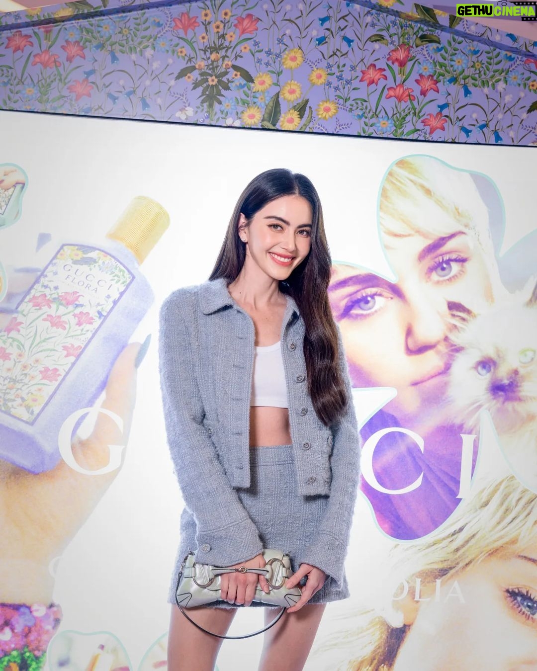 Davika Hoorne Instagram - @guccibeauty เปิดตัว Gucci Flora Gorgeous Magnolia Eau de Parfum น้ำหอมขวดม่วงแสนหวาน สมาชิกลำดับ 3 ที่เข้ามาเติมเต็มอิสรภาพพร้อมกลิ่นหอมของหมู่มวลดอกไม้ให้กับโลก #FloraFantasy และเพื่อเฉลิมฉลองให้กับการเปิดตัวน้ำหอมครั้งนี้ @guccibeauty ยังได้เนรมิตป๊อบอัพสุดพิเศษ ที่ตกแต่งด้วย Flora Pattern อันเป็นเอกลักษณ์ในเฉดสีม่วงเช่นเดียวกับตัวขวด ให้เหล่ากุชชี่แก๊งค์แวะเวียนไปจับจองเป็นเจ้าของพร้อมโปรโมชั่นพิเศษก่อนใคร! ณ Hall of Fame ชั้น M สยามพารากอน ระหว่างวันที่ 18 - 24 ตุลาคมนี้เท่านั้น @guccibeauty #GucciBeauty #FloraFantasy