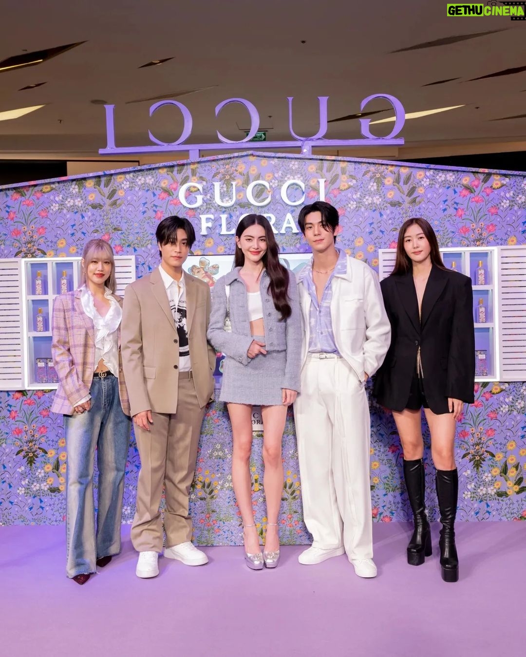 Davika Hoorne Instagram - @guccibeauty เปิดตัว Gucci Flora Gorgeous Magnolia Eau de Parfum น้ำหอมขวดม่วงแสนหวาน สมาชิกลำดับ 3 ที่เข้ามาเติมเต็มอิสรภาพพร้อมกลิ่นหอมของหมู่มวลดอกไม้ให้กับโลก #FloraFantasy และเพื่อเฉลิมฉลองให้กับการเปิดตัวน้ำหอมครั้งนี้ @guccibeauty ยังได้เนรมิตป๊อบอัพสุดพิเศษ ที่ตกแต่งด้วย Flora Pattern อันเป็นเอกลักษณ์ในเฉดสีม่วงเช่นเดียวกับตัวขวด ให้เหล่ากุชชี่แก๊งค์แวะเวียนไปจับจองเป็นเจ้าของพร้อมโปรโมชั่นพิเศษก่อนใคร! ณ Hall of Fame ชั้น M สยามพารากอน ระหว่างวันที่ 18 - 24 ตุลาคมนี้เท่านั้น @guccibeauty #GucciBeauty #FloraFantasy