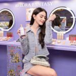 Davika Hoorne Instagram – @guccibeauty เปิดตัว Gucci Flora Gorgeous Magnolia Eau de Parfum น้ำหอมขวดม่วงแสนหวาน สมาชิกลำดับ 3 ที่เข้ามาเติมเต็มอิสรภาพพร้อมกลิ่นหอมของหมู่มวลดอกไม้ให้กับโลก #FloraFantasy
และเพื่อเฉลิมฉลองให้กับการเปิดตัวน้ำหอมครั้งนี้ @guccibeauty ยังได้เนรมิตป๊อบอัพสุดพิเศษ ที่ตกแต่งด้วย Flora Pattern อันเป็นเอกลักษณ์ในเฉดสีม่วงเช่นเดียวกับตัวขวด ให้เหล่ากุชชี่แก๊งค์แวะเวียนไปจับจองเป็นเจ้าของพร้อมโปรโมชั่นพิเศษก่อนใคร! ณ Hall of Fame ชั้น M สยามพารากอน ระหว่างวันที่ 18 – 24 ตุลาคมนี้เท่านั้น
@guccibeauty #GucciBeauty #FloraFantasy