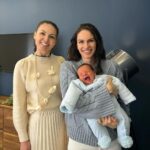 Dayana Handjieva Instagram – С наближаване на раждането пред всяко семейство стои въпросът “Дали да съхраним стволови клетки?”
Нека ви опиша моя опит със @cells4lifebg и се надявам да ви помогне.

След дълъг разговор с @mirchevadaniela и изключително изчерпателна информация от нейна страна, ние избрахме съхранение на стволови клетки по метода TotiCyte (той позволява съхранението на кръвта да е в множество проби и при необходимост да се използва само нужното количество), както и съхранение на тъкан от пъпната връв за срок от 30 години. 
При подписването на договора ни предоставиха куфарче, което трябваше да вземем с нас в деня на раждането, също и телефоните на медицински специалисти, които ще вземат пробите. 
Постъпвайки в болницата веднага им се обадихме и до 20 мин пристигна едно усмихнато момиче, което по време на раждането дискретно стоеше отстрани и чакаше излизането на бебето. Тук е моментът да кажа, че МОЖЕ да имате отложено клампиране и в същото време да се вземе кръв от пъпната връв. 
След по-малко от 2 седмици ни изпратиха анализ на пробите. 

Мога да кажа, че инвестирахме в спокойствието си и се радвам, че го направихме, въпреки че се надявам никога да не ни се наложи да използваме тези клетки. 

Решихме да застраховаме детето си в @cells4lifebg по няколко причини:
📌 Освен на стволови клетки, предлагат и съхранение на тъкан от пъпна връв и на плацентата 
📌 Съхраняват пробите на 2 отделни места, което гарантира сигурност
📌 Имате възможност да съхраните стволовите клетки в няколко проби и да използвате само необходимото количество, а останалото да запазите за друг път ако отново се наложи
 
Над 80 са доказаните заболявания, за чието лечение се използват стволови клетки и в момента се провеждат над 4500 клинични изпитвания, използващи тези клетки.