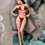 Dayana Handjieva Instagram - Честит 15-ти септември, скъпи ученици! Успешна учебна година 😈 Тия, дето сме завършили… много страдаме за училище, да знаете 🤭 Толкова обичахме стреса преди контролно, както и ранното ставане, а “дай си бележника” беше любимият ни поздрав от родителите! Сега ви завиждаме от плажа и толкова ни се иска да се върнем в онези години, в които побърканите ни хормони се отпечатваха върху кожата ни под формата на пъпки. 🥰 Въпреки всички тези позитиви, трябва да ви предупредя - И ТОВА ЩЕ МИНЕ. Тогава и вие ще страдате от някой плаж, съжалявам 😉 #beach #latesummer #sun #vacation #redswimsuit #letsbehonest