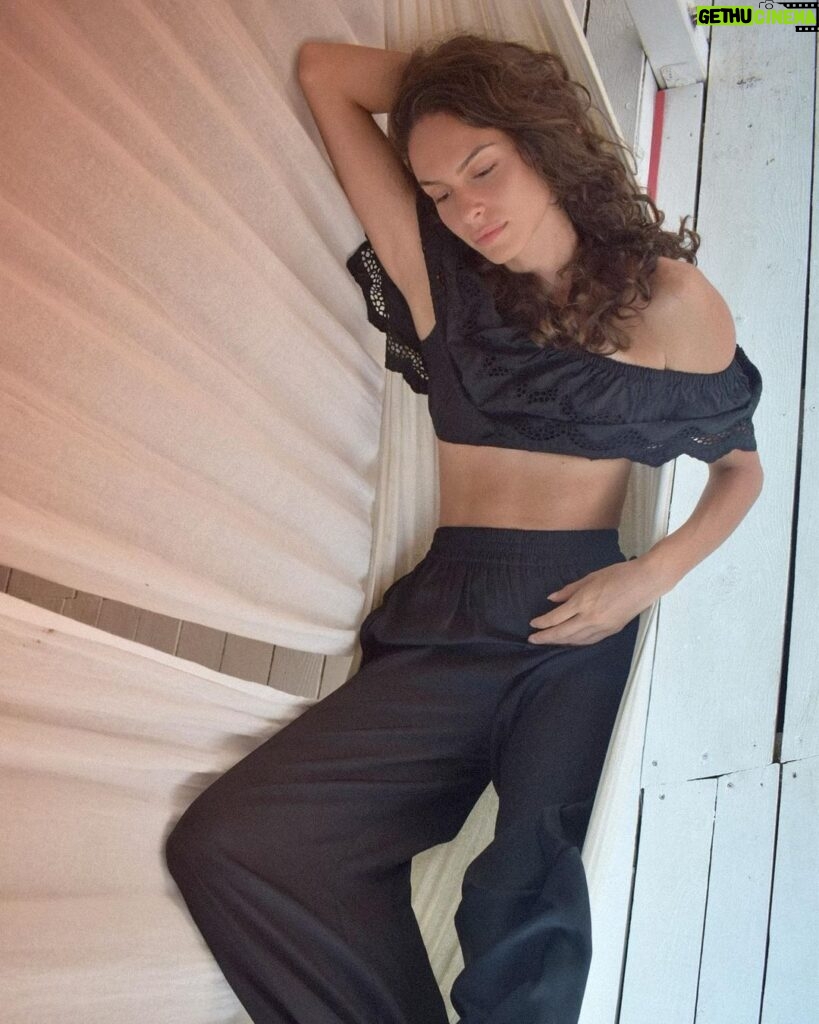 Dayana Handjieva Instagram - Като бях в детската градина не обичах да спя следобед, сега не обичам да ме будят следобед…. А колко още неща се промениха от ‘преди’ до ‘сега’…. 📷 @freshprinceofsofia #sleepy #siesta #nap #summer #hammock Къмпинг Юг