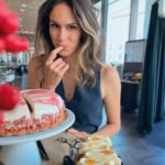 Dayana Handjieva Instagram – Ако не те гледа така, както аз гледам брънча си… няма смисъл. 💔
Отиди и си намери нова любов, @therevolutionarydiningroom е подходящо място (не е нужно новата ти любов да е човек, може да е тирамису 😉) 

#brunch #fancy #lovefood #hyattregency #restaurant #businessmeeting Hyatt Regency Sofia