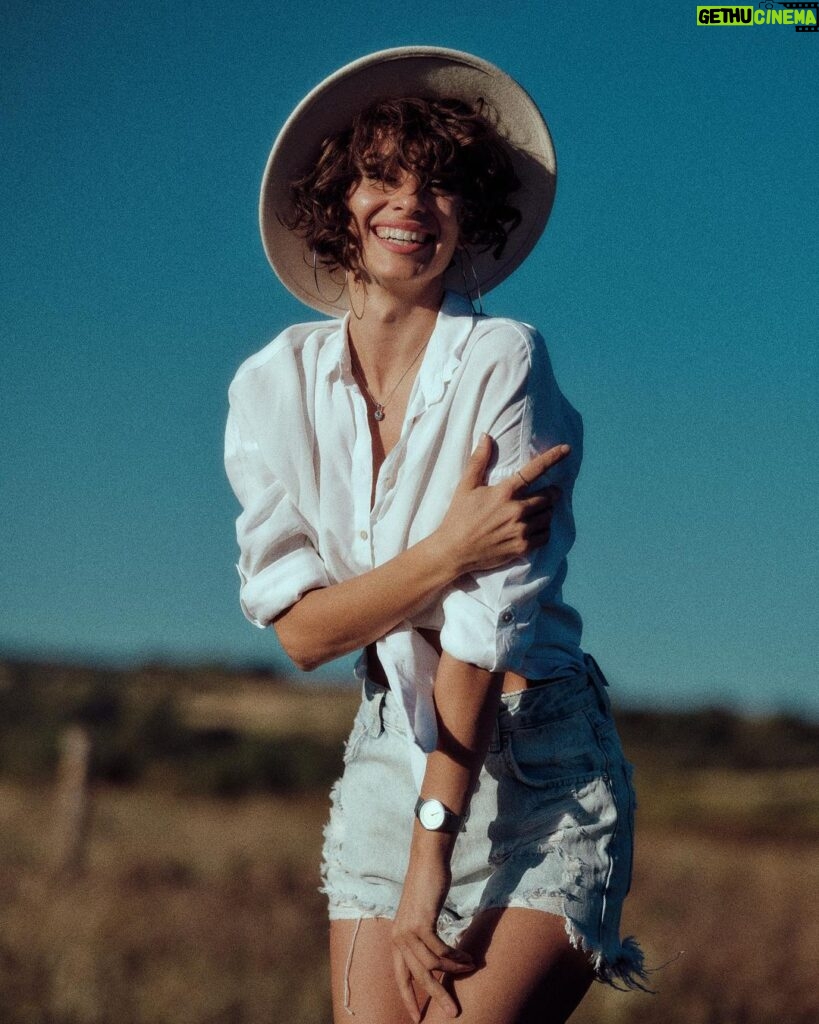 Dayana Handjieva Instagram - The Wild Wild West…🤠 Поздравявам ви с тази песен на Уил Смит 😂 📸 @george_todoroff for Elle March2022 #wildwest #western #cowgirl #photoshoot #smile #ranch El Paso Ranch/ Ранчо Ел Пасо