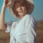 Dayana Handjieva Instagram - The Wild Wild West…🤠 Поздравявам ви с тази песен на Уил Смит 😂 📸 @george_todoroff for Elle March2022 #wildwest #western #cowgirl #photoshoot #smile #ranch El Paso Ranch/ Ранчо Ел Пасо