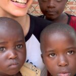 Dayana Handjieva Instagram - Пожелаваме си щастие, но знаем ли какво всъщност стои зад тази дума? Ако искате да попитаме децата в Уганда, те със сигурност знаят, а благодарение на тях, аз също го усетих ❤️ P.S. Ето доказателство, че Рошана не спи непрекъснато 😁 В действителност е щуро слънчице като повечето деца ☺️ #uganda #africa #kids #happiness #smile #smileforafrica #loveafrica #hakunamatata Kampala, Uganda