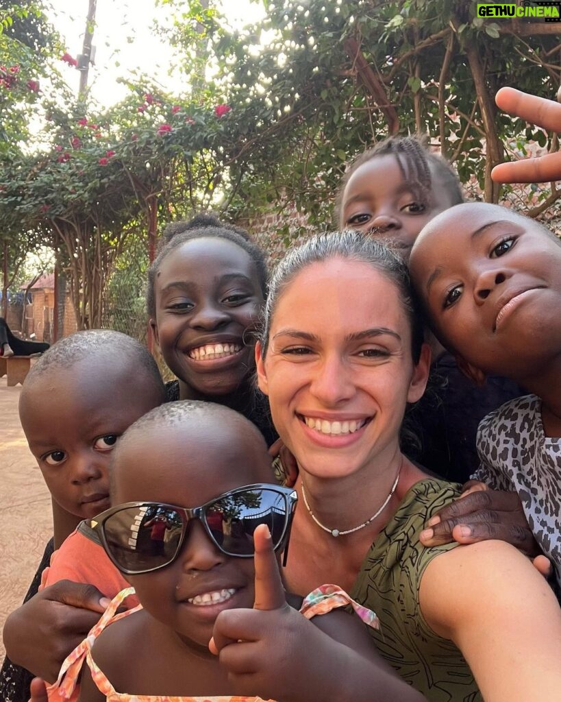 Dayana Handjieva Instagram - Пожелаваме си щастие, но знаем ли какво всъщност стои зад тази дума? Ако искате да попитаме децата в Уганда, те със сигурност знаят, а благодарение на тях, аз също го усетих ❤️ P.S. Ето доказателство, че Рошана не спи непрекъснато 😁 В действителност е щуро слънчице като повечето деца ☺️ #uganda #africa #kids #happiness #smile #smileforafrica #loveafrica #hakunamatata Kampala, Uganda