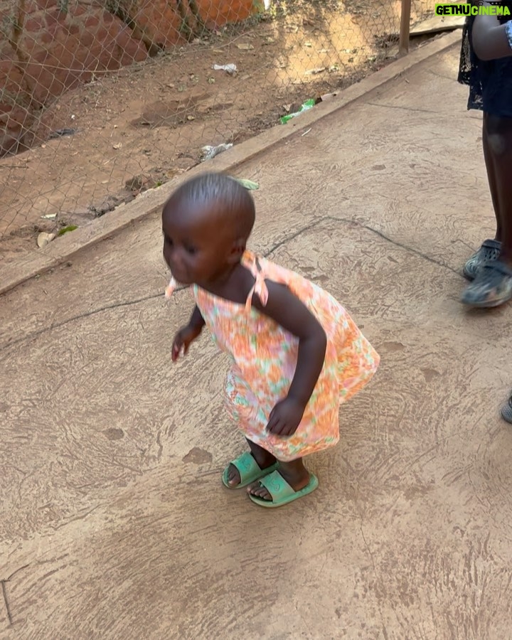 Dayana Handjieva Instagram - Пожелаваме си щастие, но знаем ли какво всъщност стои зад тази дума? Ако искате да попитаме децата в Уганда, те със сигурност знаят, а благодарение на тях, аз също го усетих ❤️ P.S. Ето доказателство, че Рошана не спи непрекъснато 😁 В действителност е щуро слънчице като повечето деца ☺️ #uganda #africa #kids #happiness #smile #smileforafrica #loveafrica #hakunamatata Kampala, Uganda