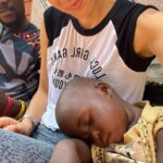 Dayana Handjieva Instagram - Спящата красавица Имало едно време едно африканско момиченце, което омагьосвало и разтапяло сърцето на всеки, който я видел….как спи. 😴 End of story. #roshana #sleeping #sleepingbeauty #africa #africankids #mommylove #babysleeping #uganda Uganda, Africa