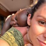 Dayana Handjieva Instagram – Спящата красавица

Имало едно време едно африканско момиченце, което омагьосвало и разтапяло сърцето на всеки, който я видел….как спи. 😴

End of story. 

#roshana #sleeping #sleepingbeauty #africa #africankids #mommylove #babysleeping #uganda Uganda, Africa