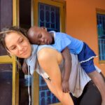 Dayana Handjieva Instagram - Спящата красавица Имало едно време едно африканско момиченце, което омагьосвало и разтапяло сърцето на всеки, който я видел….как спи. 😴 End of story. #roshana #sleeping #sleepingbeauty #africa #africankids #mommylove #babysleeping #uganda Uganda, Africa