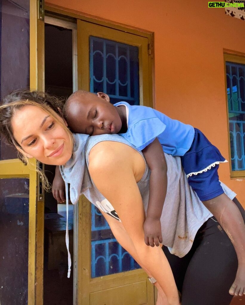 Dayana Handjieva Instagram - Спящата красавица Имало едно време едно африканско момиченце, което омагьосвало и разтапяло сърцето на всеки, който я видел….как спи. 😴 End of story. #roshana #sleeping #sleepingbeauty #africa #africankids #mommylove #babysleeping #uganda Uganda, Africa