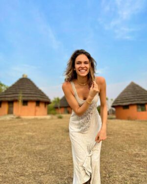 Dayana Handjieva Instagram - Hakuna Matata!
What a wonderful phrase
Hakuna Matata!
Ain't no passing craze

It means “no worries”
For the rest of your days
It's our problem-free philosophy
Hakuna Matata! 🇺🇬 

@soulgem.jewelry 

#africa #uganda #hakunamatata #africanhouse #africansun #bigsmile #safarilodge
