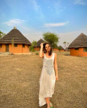 Dayana Handjieva Instagram - Hakuna Matata!
What a wonderful phrase
Hakuna Matata!
Ain't no passing craze

It means “no worries”
For the rest of your days
It's our problem-free philosophy
Hakuna Matata! 🇺🇬 

@soulgem.jewelry 

#africa #uganda #hakunamatata #africanhouse #africansun #bigsmile #safarilodge