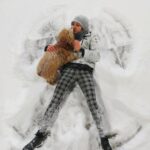 Dayana Handjieva Instagram - Кой ви е любимият момент с вашето куче? Когато чака до масата и ви принуждава с поглед да споделите храната си? Или когато ви изуми с някой нов номер? Или когато показва любовта си към вас с подскоци и нещо средно между лай, скимтене и ръмжене? Или когато чуе, че вадите повода и опашката му се “запалва” от радост, защото знае, че предстои разходка? Или когато го гледате как спи? Или когато му хвърляте пръчка/топка и то ви я донесе обратно (при мен никога не се получаваше така 😅) ?Или когато се разхождате и непознати ви спрат, да го погалят и започват да му се възхищават “аууу колко си сладък, какви дълги уши имаааш🥰” и после го питат как се казва, все едно ще им отговори 😒? Или когато сутрин ви събуди с мокра муцуна в лицето? Или, или, или? *За тази игра е позволен отговорът “Всичко изброено”* Радвайте се на любимците си по-осъзнато и ги оценявайте, защото идва един момент, който е всичко друго, но не и любим. За Дара ❤️ обичам те, мъниче 😘😘😘