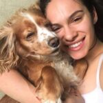 Dayana Handjieva Instagram - Кой ви е любимият момент с вашето куче? Когато чака до масата и ви принуждава с поглед да споделите храната си? Или когато ви изуми с някой нов номер? Или когато показва любовта си към вас с подскоци и нещо средно между лай, скимтене и ръмжене? Или когато чуе, че вадите повода и опашката му се “запалва” от радост, защото знае, че предстои разходка? Или когато го гледате как спи? Или когато му хвърляте пръчка/топка и то ви я донесе обратно (при мен никога не се получаваше така 😅) ?Или когато се разхождате и непознати ви спрат, да го погалят и започват да му се възхищават “аууу колко си сладък, какви дълги уши имаааш🥰” и после го питат как се казва, все едно ще им отговори 😒? Или когато сутрин ви събуди с мокра муцуна в лицето? Или, или, или? *За тази игра е позволен отговорът “Всичко изброено”* Радвайте се на любимците си по-осъзнато и ги оценявайте, защото идва един момент, който е всичко друго, но не и любим. За Дара ❤️ обичам те, мъниче 😘😘😘