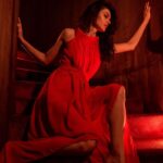 Dayana Handjieva Instagram – “Червеното въобще не ѝ отива” – казали жените, облечени в черно 😏 
Запомнете, че червено не отива само на жени, които обичат да си стоят тихичко в ъгъла. 🌹 

@livinphotographista 

#red #reddress #redlight #stairways #elegance #class #passion #love #photography