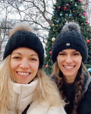 Dayana Handjieva Instagram - Изброй 3 неща, заради които си струва да харесваш зимата. 🥶
(Аз на 1 блокирам и започвам да рева за лято и море🤷🏻‍♀️)

#winter #iceskating #friends #christmastree #vacation