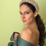 Dayana Handjieva Instagram - ✨🎁👑 GIVEAWAY 👑🎁✨ с @radapola.accessories Всяка умна жена знае, че за да бъде незабравима и незаменима, трябва да умее да преминава в различни превъплъщения - на вдъхновяваща муза, на непристъпна кралица, на възторжено момиченце, на страстна любовница, на грижовна домакиня... да, дами, трябва да сме всичко и в същото време да сме себе си 🤯 Сложно, но не и невъзможно! 👸🏻👸🏻 RADAPOLA ще зарадват две от вас, които ще спечелят MYSTERY BOX кутии с техни аксесоари, които ще са подбрани специално за вас, за да ви помогнат да влезете във всяка желана роля🤗❤️ Условия за участие: 1️⃣ Да следвате мен и @radapola.accessories ; 2️⃣ Да отбележите поне една приятелка в коментарите Можете да отбелязвате приятелки неограничен брой пъти под поста като всеки коментар увеличава шанса ви за успех. 🏆 Ще изтегля победителката на 28.11.21 (неделя) 12ч. със софтуер и ще споделя победителката в стори. 🍀Успех, момичета! ✨🍀 #giveaway #accessories #hairaccessories #princess #blingbling