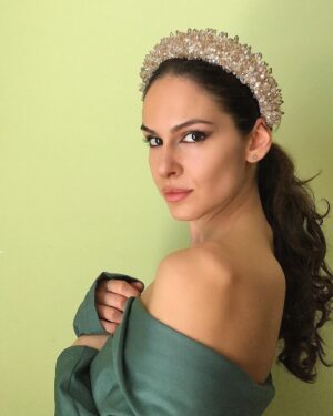 Dayana Handjieva Instagram - ✨🎁👑 GIVEAWAY 👑🎁✨
 с @radapola.accessories 

Всяка умна жена знае, че за да бъде незабравима и незаменима, трябва да умее да преминава в различни превъплъщения - на вдъхновяваща муза, на непристъпна кралица, на възторжено момиченце, на страстна любовница, на грижовна домакиня... да, дами, трябва да сме всичко и в същото време да сме себе си 🤯 

Сложно, но не и невъзможно! 

👸🏻👸🏻
RADAPOLA ще зарадват две от вас, които ще спечелят  MYSTERY BOX кутии с техни аксесоари, които ще са подбрани специално за вас, за да ви помогнат да влезете във всяка желана роля🤗❤️

Условия за участие:
1️⃣ Да следвате мен и @radapola.accessories ;
2️⃣ Да отбележите поне една приятелка в коментарите

Можете да отбелязвате приятелки неограничен брой пъти под поста като всеки коментар увеличава шанса ви за успех.

🏆 Ще изтегля победителката на 28.11.21 (неделя) 12ч. със софтуер и ще споделя победителката в стори.

🍀Успех, момичета! ✨🍀

#giveaway #accessories #hairaccessories #princess #blingbling