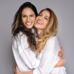 Dayana Handjieva Instagram - Ябълката не падала по-далеч от дървото… ами, чудесно! Значи съм най-голямата късметлийка! 💫 Освен генетичния джакпот, уцелих десетката и с мама-приятел, мама-опора и мама-“ела да ти направя някоя процедура”. 😁 Тя е единственият козметик, който ме търси мен да ми запише час. (При вас няма да е точно така, ще трябва вие да се обадите🤷🏻‍♀️… но пък в нейните ръце ще ви е много приятно, от личен опит говоря 😉) Благодаря, мами, за грижите… от всякакво естество! Даже малко повечко ме глезиш…ама хич не се оплаквам. Хубаво е. Честит рожден ден, @_eli_handjieva_ ! 🥳 📸 @darina.pirinska #mom #motheranddaughter #beautifulmama #smile #birthdaygirl #mama