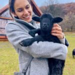 Dayana Handjieva Instagram – Сприятелихме се, логично, все пак сме черните овце на Фермата 6. 
И всичко беше наред, докато не започна да ми говори на “бе”. Тогава ѝ разказах за Гергьовден…. 

#lamb #babyanimals #animal #animallovers #farm #farmlife #smile #fermata Гората над Железница