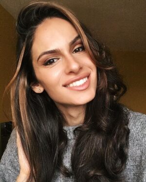 Dayana Handjieva Instagram - 🍁Бих написала нещо поетично, мъдро и позитивно, което да даде отправна точка на разсъжденията ви за живота.... 
но това са просто селфита с нова прическа 🤷🏻‍♀️ Освен да кажа, че @ritualbeautyroom са върхът, всичко друго ще звучи нелепо. 
@viktoria.stefanova благодаря за тази есен в косите 🍂 

#newhair #autumnhair #hairstyleideas #baleyage #haircountour #haircolor