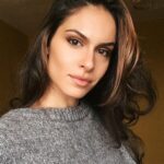 Dayana Handjieva Instagram – 🍁Бих написала нещо поетично, мъдро и позитивно, което да даде отправна точка на разсъжденията ви за живота…. 
но това са просто селфита с нова прическа 🤷🏻‍♀️ Освен да кажа, че @ritualbeautyroom са върхът, всичко друго ще звучи нелепо. 
@viktoria.stefanova благодаря за тази есен в косите 🍂 

#newhair #autumnhair #hairstyleideas #baleyage #haircountour #haircolor