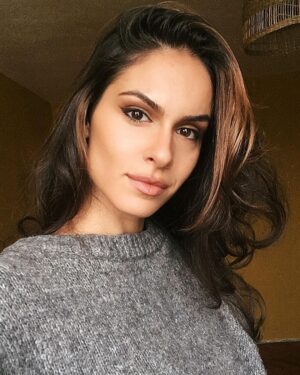 Dayana Handjieva Instagram - 🍁Бих написала нещо поетично, мъдро и позитивно, което да даде отправна точка на разсъжденията ви за живота.... 
но това са просто селфита с нова прическа 🤷🏻‍♀️ Освен да кажа, че @ritualbeautyroom са върхът, всичко друго ще звучи нелепо. 
@viktoria.stefanova благодаря за тази есен в косите 🍂 

#newhair #autumnhair #hairstyleideas #baleyage #haircountour #haircolor