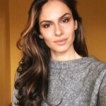 Dayana Handjieva Instagram – 🍁Бих написала нещо поетично, мъдро и позитивно, което да даде отправна точка на разсъжденията ви за живота…. 
но това са просто селфита с нова прическа 🤷🏻‍♀️ Освен да кажа, че @ritualbeautyroom са върхът, всичко друго ще звучи нелепо. 
@viktoria.stefanova благодаря за тази есен в косите 🍂 

#newhair #autumnhair #hairstyleideas #baleyage #haircountour #haircolor