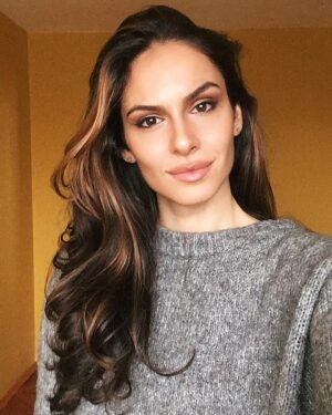 Dayana Handjieva Instagram - 🍁Бих написала нещо поетично, мъдро и позитивно, което да даде отправна точка на разсъжденията ви за живота.... 
но това са просто селфита с нова прическа 🤷🏻‍♀️ Освен да кажа, че @ritualbeautyroom са върхът, всичко друго ще звучи нелепо. 
@viktoria.stefanova благодаря за тази есен в косите 🍂 

#newhair #autumnhair #hairstyleideas #baleyage #haircountour #haircolor