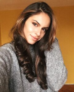 Dayana Handjieva Instagram - 🍁Бих написала нещо поетично, мъдро и позитивно, което да даде отправна точка на разсъжденията ви за живота.... но това са просто селфита с нова прическа 🤷🏻‍♀️ Освен да кажа, че @ritualbeautyroom са върхът, всичко друго ще звучи нелепо. @viktoria.stefanova благодаря за тази есен в косите 🍂 #newhair #autumnhair #hairstyleideas #baleyage #haircountour #haircolor