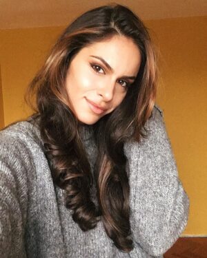 Dayana Handjieva Instagram - 🍁Бих написала нещо поетично, мъдро и позитивно, което да даде отправна точка на разсъжденията ви за живота.... 
но това са просто селфита с нова прическа 🤷🏻‍♀️ Освен да кажа, че @ritualbeautyroom са върхът, всичко друго ще звучи нелепо. 
@viktoria.stefanova благодаря за тази есен в косите 🍂 

#newhair #autumnhair #hairstyleideas #baleyage #haircountour #haircolor