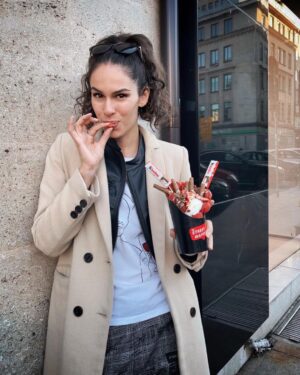 Dayana Handjieva Instagram - The best things in life are sweet 🍭 
Освен това идва зима, можем да си позволим да сме дебели 😉

@streetwafflesbg 

#waffles #sweet #chocolate #mood #friendshipgoals
