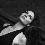 Dayana Handjieva Instagram - Пишеше, че Новата година ще ми донесе екзотична почивка и нова кола… Минаха 3 дни вече, защо още ходя пеша в София?!? Как работи тая баница изобщо?!? 😡 📷 @vihro #waiting #patience #blackandwhite #newyear #2023 #wishes #баницаскъсмети Sofia, Bulgaria