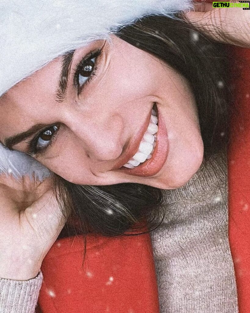 Dayana Handjieva Instagram - Весела Коледа от мен и Internet Explorer ❄️ Пожелавам ви винаги да сте навреме! 🎄 #christmas #happyholidays #rightontime #winter #red #santa #homealone